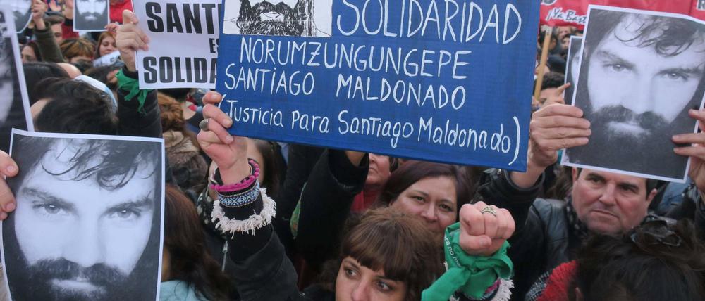 Die rechtsstaatliche Aufklärung des Todes von Santiago Maldonado forderten Demonstranten am Mittwoch in Buenos Aires.