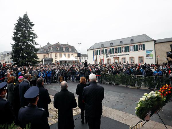 Menschen kommen bei der Gedenkfeier für die Opfer der Amokfahrt in Trier zusammen.