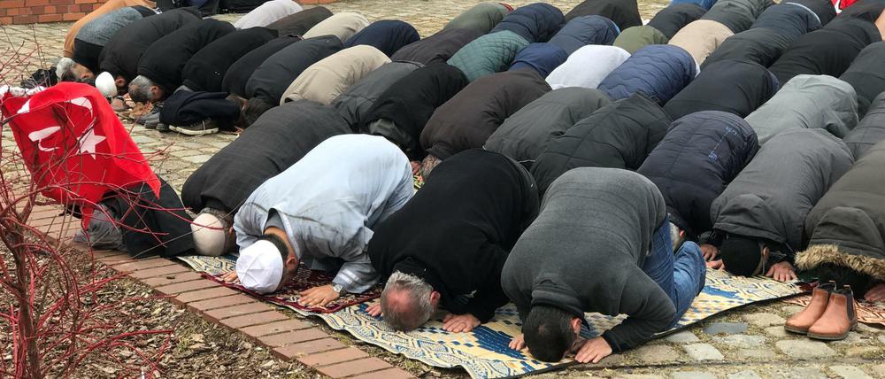 Weil ihre Gemeinderäume zerstört sind, müssen die Gläubigen der Koca Sinan Moschee in Berlin-Reinickendorf draußen beten.