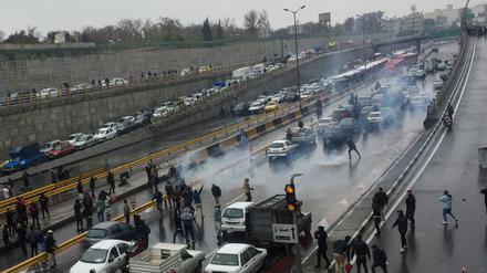 Proteste gegen die Anhebung der Benzinpreise in Teheran.