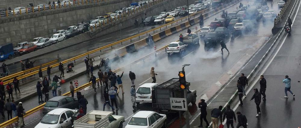 Proteste gegen die Anhebung der Benzinpreise in Teheran.