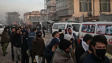 Nicht nur an der Botschaft in Kabul stehen die Menschen Schlange, auch in den Nachbarländern warten die Menschen auf ein Visum.