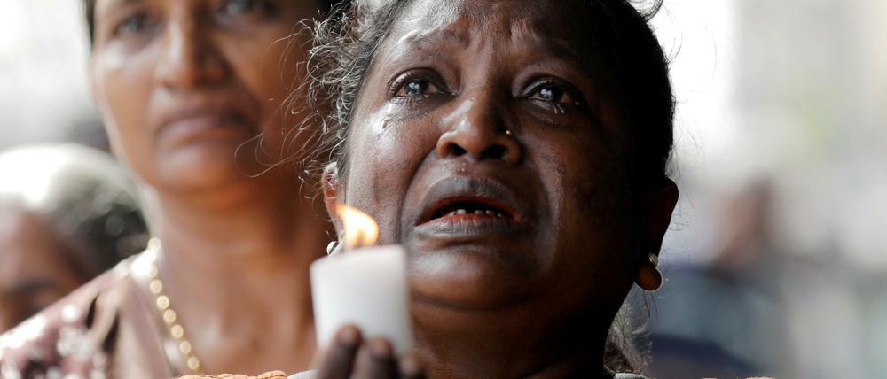 Trauernde bei einem Gedenkgottesdienst für die Terroropfer in Colombo.
