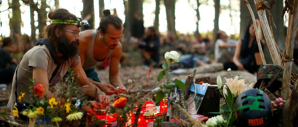 Trauer im Hambacher Forst: Ein Journalist ist von einem Baumhaus in den Tod gestürzt.