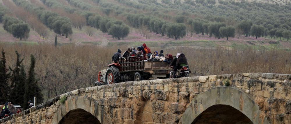 Menschen flüchten aus der kurdischen Stadt Afrin.