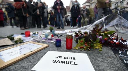 Trauer um Terroropfer. In Strasbourg und weiteren französischen Städten haben am Sonntag tausende Menschen des Lehrers Samuel Paty gedacht, den ein Islamist enthauptet hatte.