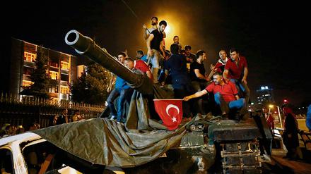 Auf die Straßen: Zehntausende Türken stellten sich den putschenden Militärs in den Weg, auch Panzer konnten sie nicht abschrecken.