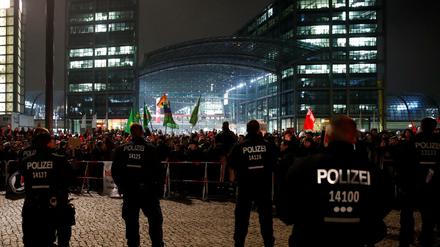 Polizisten sichern am 9. November 2018 den Gegenprotest am Berliner Hauptbahnhof ab