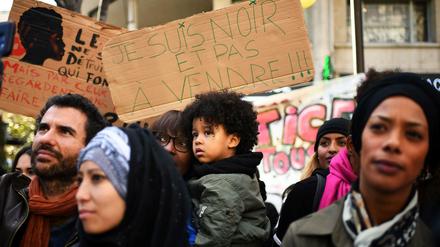 "Nicht zu verkaufen!" Diese Menschen demonstrieren in Marseille gegen die Versklavung schwarzafrikanischer Flüchtlinge in Libyen.