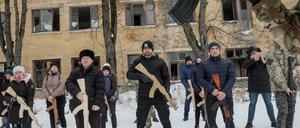 Zivilisten werden in Kiew von einem Veteranen beim Waffengebrauch unterwiesen.