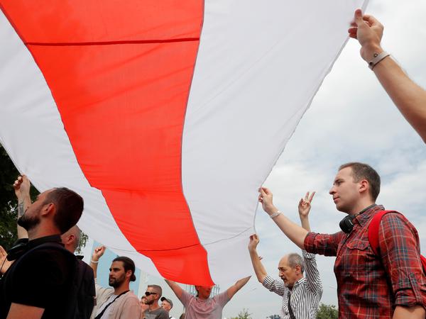 Demonstranten in Belarus schwenken Fahnen, aber nicht die EU-Flagge. 