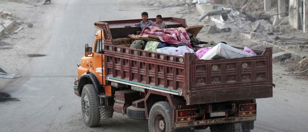 Menschen flüchten in einem Lastwagen vor dem "Islamischen Staat".