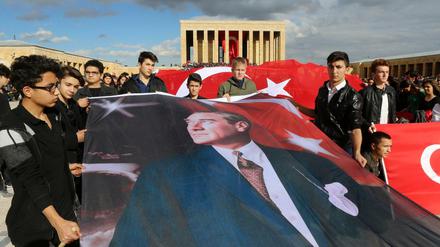 Abkehr von den Prinzipien des Staatsgründers? Demonstranten erinnern an Mustafa Kemal Atatürk.