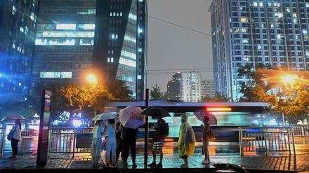 Come rain, come shine. Nächtliche Szene an einer Pekinger Bushaltestellete (24. 8. 2021).