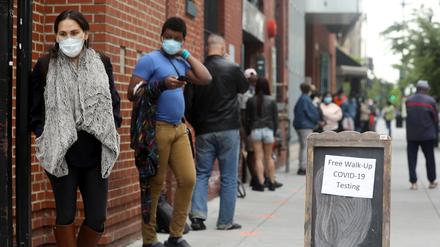 Menschen stehen am 05.05.2020 vor einer Wohltätigkeitsorganistation in Washington für einen Coronavirus-Test an.