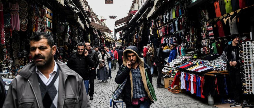 Straßenszene im historischen Galata-Distrikt in Istanbul. 