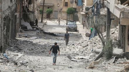 Die Region Aleppo ist heftig umkämpft. Bewohner nach einem Luftanschlag auf den Straßen des Bezirks Baedeen.
