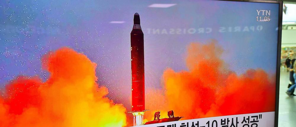 Ein Bericht über den nordkoreanischen Raketentest im südkoreanischen Fernsehen.