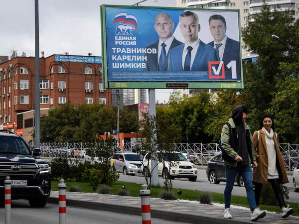 Ein Wahlplakat der Regierungspartei Einiges Russland in Nowosibirsk. Moskau ist auch in den Regionen auf Kontrolle bedacht. 