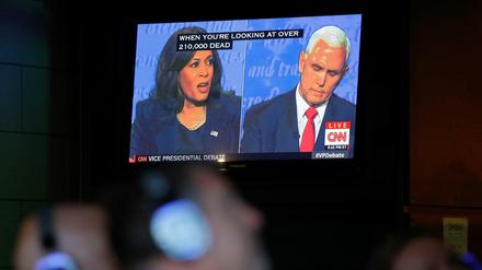 Vorwürfe an die Trump-Regierung: US-Bürger verfolgen das TV-Duell von Kamala Harris und Mike Pence in San Diego.