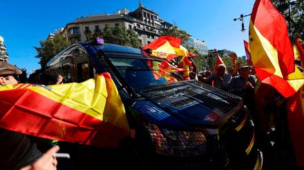 Prospanische Demonstranten blockieren katalanischen Polizeiwagen - die Mossos sind bei den Katalanen sonst beliebt.