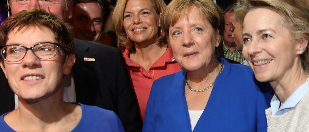 Angela Merkel mit der saarländischen Ministerpräsidentin Kramp-Karrenbauer (l) und Verteidigungsministerin von der Leyen (alle CDU). 