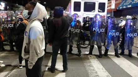 Polizisten in Philadelphia sperrten am Dienstag zum Teil Straßen in West-Philadelphia ab.