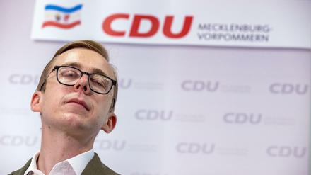 Der Bundestagsabgeordnete Philipp Amthor (CDU) beantwortet bei einer Pressekonferenz die Fragen von Journalisten. 