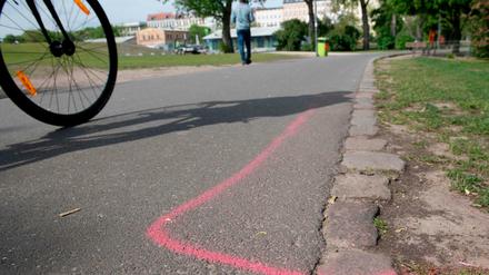 Rosa Linien am Boden des Görlitzer Parks, die einen Platz für Drogendealer markieren sollen. 