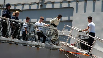 Die undatierte Aufnahme zeigt, wie einer der somalischen Piraten, die ein deutsches Containerschiff gekapert hatten, von niederländischen Mairnesoldaten in Djibouti von Bord gebracht wird. 
