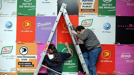 Mitarbeiter der Piratenpartei stellen im November in Hannover die neuen Wahlplakate der Partei für die Landtagswahl in Niedersachsen 2013 vor. 