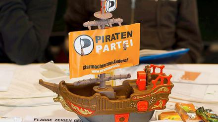Ein Spielzeugschiff mit dem Logo der Piratenpartei steht in Neumünster beim Bundesparteitag auf dem Tisch.