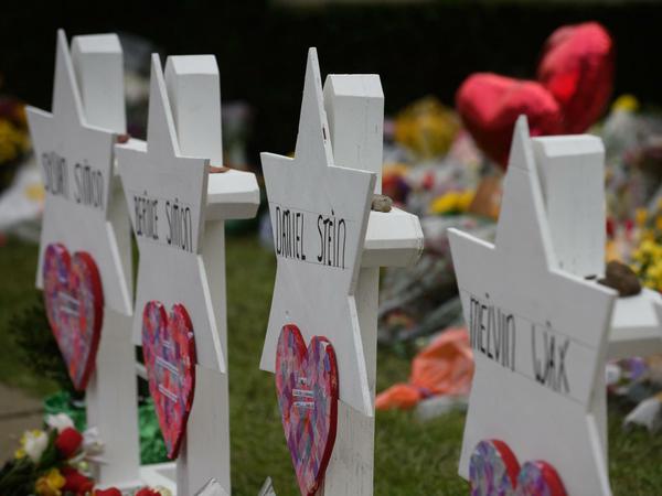 Gedenkstätte für die Opfer des Massakers in Pittsburgh 2018. 