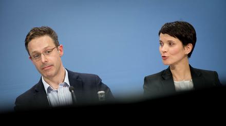 Die AfD-Bundesvorsitzende Frauke Petry und der Vorsitzende der AfD in NRW, Marcus Pretzell, bei der Vorstellung der App.