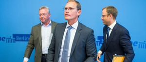 Michael Müller (M, SPD), Regierender Bürgermeister von Berlin, Frank Henkel (l, CDU), Berliner Innensenator, und Mario Czaja (r, CDU), Berliner Gesundheitssenator, am 02.09.2015 bei einer Pressekonferenz in Berlin. 
