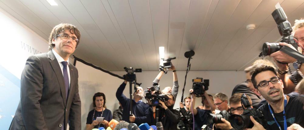 Der von Madrid abgesetzte Carles Puigdemont erklärt in Brüssel: Er beantrage kein Asyl, bleibe aber vorerst in Belgien.