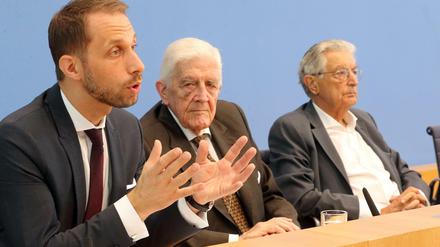 Die FDP-Granden Burkhard Hirsch (m) und Gerhart Baum (r) und der Verfahrensbevollmächtigter Nikolaos Gazeas (l) in der Bundespressekonferenz.