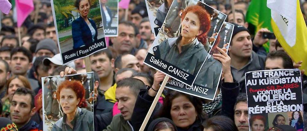 In Paris demonstrieren am Samstag 15.000 Menschen gegen die Ermordung der Kurdinnen Sakine Cansiz, Fidan Dogan und Leyla Söylemez.