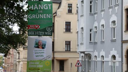Anders als das Verwaltungsgericht Zwickau entschied das OVG Sachsen dass die Plakate mit dem Slogan "Hängt die Grünen" der rechtsextremen Splitterpartei "III. Weg" nicht hängen bleiben dürfen. 