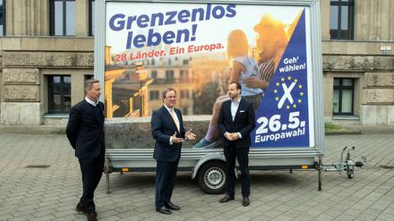 28 EU-Länder. 28 nationale Wahlkampagnen statt einer gemeinsamen europäischen. Nordrhein-Westfalens Ministerpräsident Armin Laschet mit Kampagnenberatern.