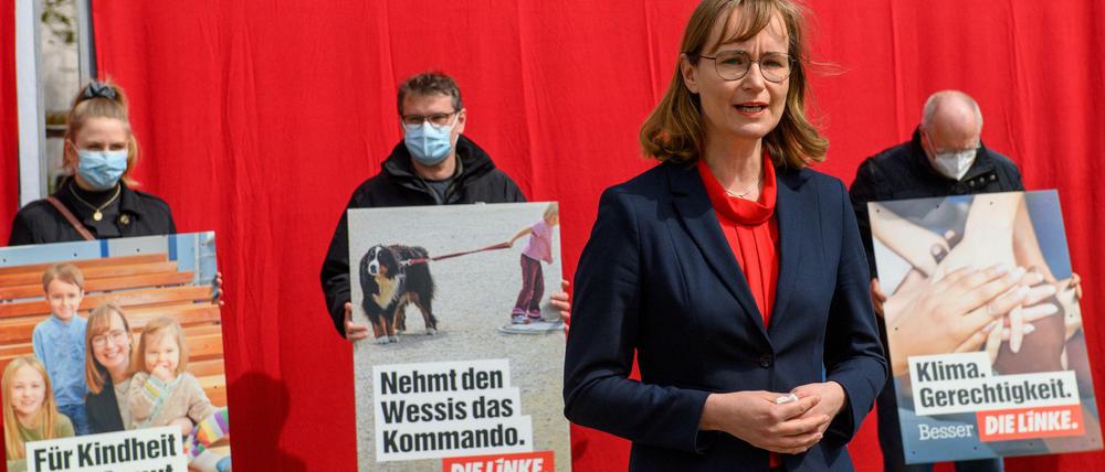 Die Linken-Fraktionschefin und Spitzenkandidatin in Sachsen-Anhalt, Eva von Angern, mit dem umstrittenen Plakat. 
