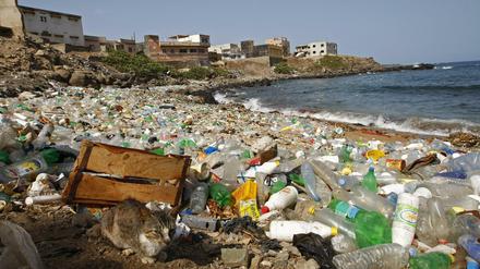 Weltweit sind Meere und Strände mit Plastik vermüllt - wie hier bei Ngor Dakar im Senegal.