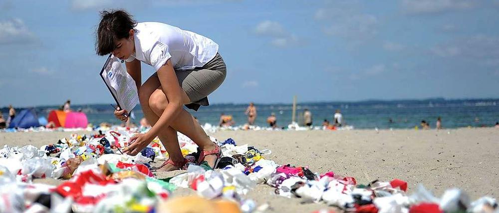 Protest am Badestrand. Kunst-Aktion gegen Plastikmüll im schleswig-holsteinischen Niendorf