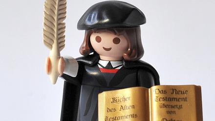 Martin Luther bleibt mit Abstand die meistverkaufte Playmobil-Einzelfigur. Ingesamt sei der kleine Reformator bereits 400.000 Mal verkauft worden, heißt es. 