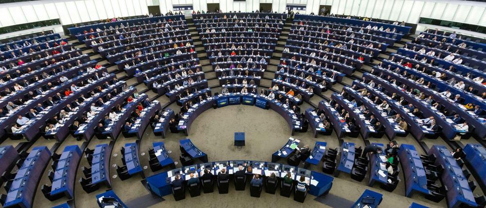 Abgeordnete des Europäischen Parlaments sitzen während einer Abstimmungssitzung im Plenarsaal des Europäischen Parlaments.