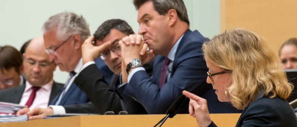 Bayerns SPD-Vorsitzende Natascha Kohnen attackierte die CSU-Regierung um Markus Söder und Joachim Herrmann (im Hintergrund) - vergebens.