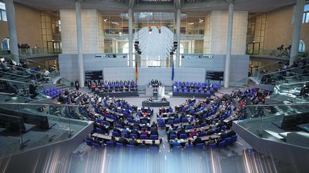 Wieder zurück auf Normalgröße - aber wie: Der Bundestag soll ein neues Wahlrecht bekommen. 