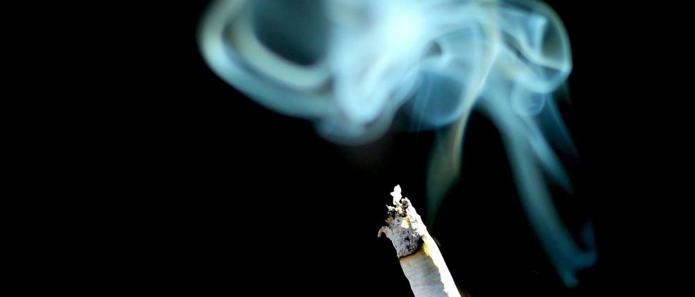 Raucher müssen künftig tiefer in die Tasche greifen. Zigarettenrauch schädigt die Lunge und macht sie anfälliger für Viren und Bakterien.
