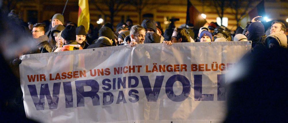 Pogida-Demonstranten mit einem Banner "Wir lassen uns nicht länger belügen - Wir sind das Volk" im Januar auf dem Bassinplatz in Potsdam.