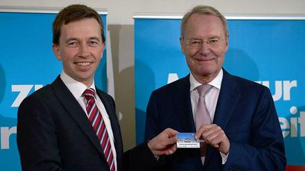 Januar 2014: AfD-Chef Bernd Lucke überreicht Ex-BDI-Präsident Hans-Olaf Henkel (rechts) seinen Parteiausweis.